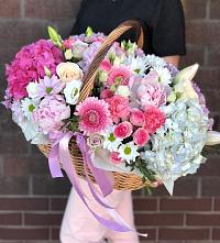 Композиция солнечный день в Аббакумово Цветочная композиция из Розы, Хризантемы, Пионы и Лизиантусы в корзине в Аббакумово
