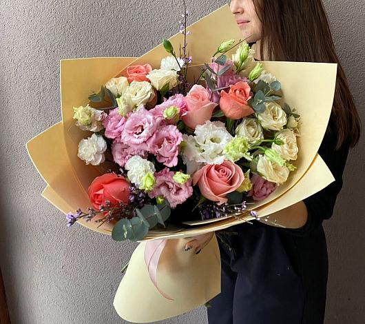 Букет цветов из: Розы, Лизиантусы и Гвоздики в Аббакумово